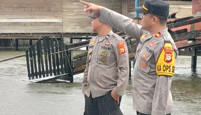 Curah Hujan Tinggi, Kapolsek Tanasitolo Turun Langsung Cek Ketinggian Air di Sejumlah Titik