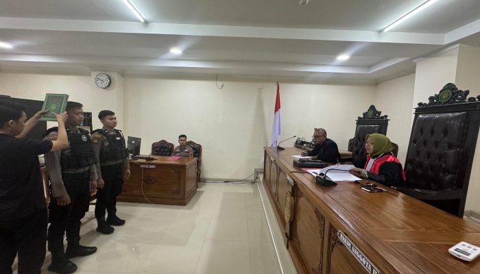 Anggota Sat Samapta Polres Gowa Ikuti Sidang Tipiring Terkait Penangkapan Penjual Miras Ilegal