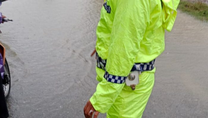 Cegah Kemacetan, Sat Lantas Polres Soppeng Laksanakan Pengamanan Atur Lalin di Sejumlah Titik Genangan Air