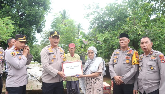 Kapolres Wajo Door To Door Temui Korban BanjirDan Memberikan Bantuan Sembako