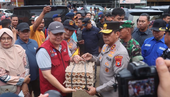 Kapolres Wajo Dampingi Kunjungan Pj. Gubernur Sulsel Bersama Kapolda Sulsel Memantau Situasi Banjir di Pitumpanua