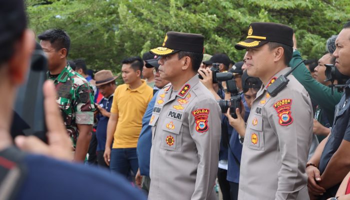 Kapolda dan Pj Gubernur Sulsel Tinjau Langsung Daerah Bencana dan Salurkan Bantuan Kemanusiaan di Kabupaten Luwu Menggunakan Helikopter
