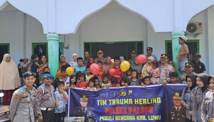 Kapolres Palopo Turunkan Tim Trauma Healing kepada Korban Banjir Luwu