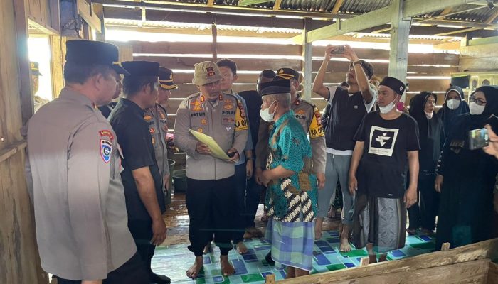 Kapolres Wajo Silaturrahmi Melayat ke Rumah Keluarga Korban yang Hanyut Terbawa Arus Banjir