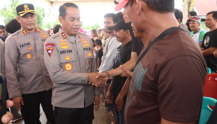 Kapolres Wajo Dampingi Kapolda Sulsel dan Ketua Bhayangkari Daerah Salurkan Bantuan Kemanusiaan Bencana Alam