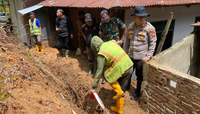 Kapolres Tana Toraja Terjun Langsung Cek Lokasi Longsor Bersama Instansi Terkait