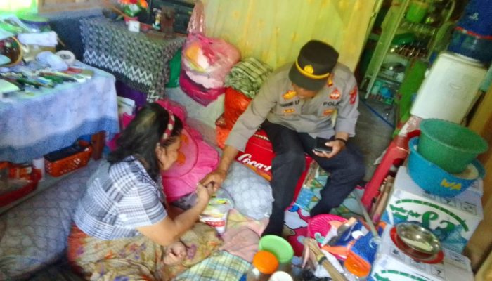 Dekatkan Diri Dengan Masyarakat, Bhabinkamtbmas Berikan Bantuan Sembako Dan Santunan Warganya Yang Sakit