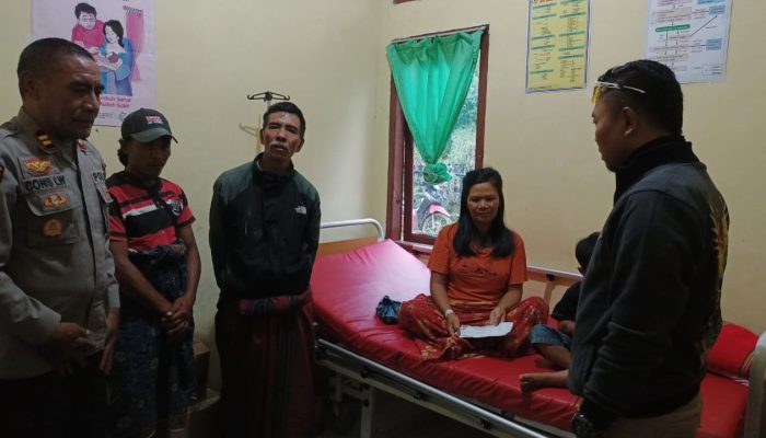 Polri Peduli, Polda Sulsel Melalui Polres Tana Toraja Beri Bantuan Tali Asih Ke Ibu Yang Terkena Musibah Di Simbuang