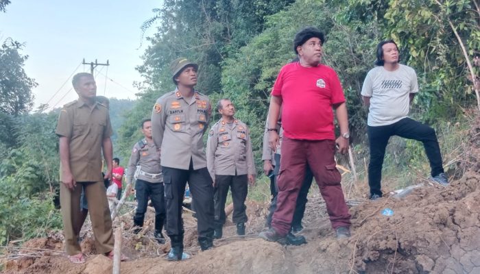 Inisiatif Kapolres Palopo Turunkan Satu Unit Alat Berat Eskavator Guna Buka Akses Penghubung 2 kecamatan Di Luwu