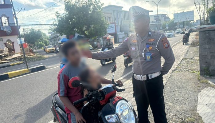 Personel Satlantas Polres Bone Tegur Pengendara di Bawah Umur