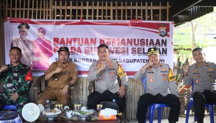 Peduli Warga Terdampak Banjir, Polres Wajo Berikan Bantuan Sosial di Tempe