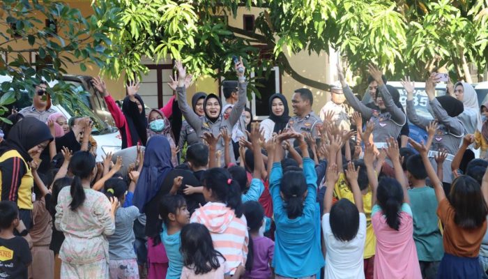 Tim Trauma Healing Polres Luwu Ajak Anak-Anak Korban Bencana Bermain Dan Bernyanyi