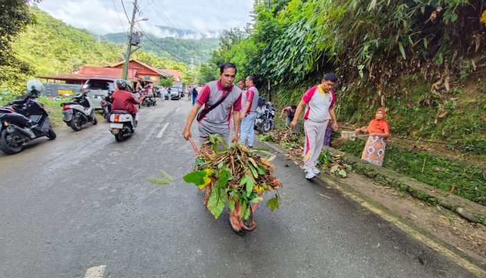 Peduli Lingkungan, Polres Palopo Bersama Warga Laksanakan Program Jum’at Bersih
