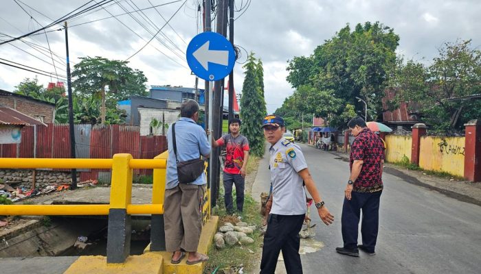 Kasat Lantas Polres Gowa Bersama Dishub Pasang Rambu-Rambu Lalulintas