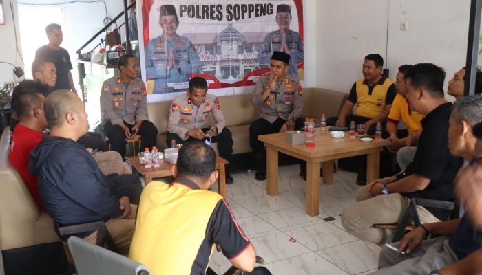 Kapolres Soppeng Pimpin Jumat Curhat di Warkop AR