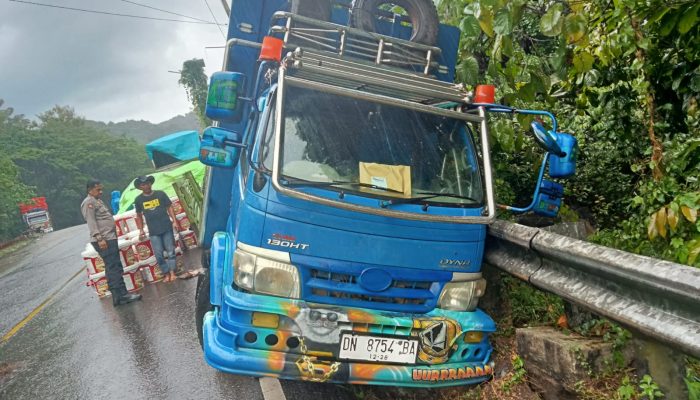 Truck Bermuatan Cat Oleng dan Tabrak Pembatas Jalan, Polsek Malunda Langsung Meluncur ke TKP