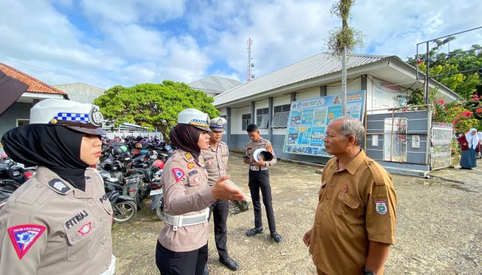 Grebek Sekolah, Polwan Cantik Ditlantas Polda Sulbar Ajak Siswa Jadi Pelopor Keselamatan