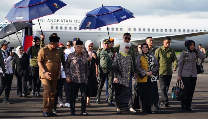 Kapolda Sulbar Bersama Seluruh Forkopimda Sambut Kedatangan Wakil Presiden di Bandara Tampa Padang