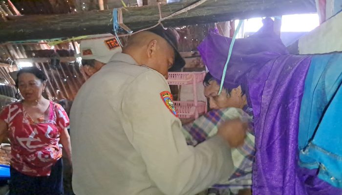 Berhati Mulia, Ini Aksi Bhabinkamtibmas Polres Palopo Menolong Warga Hinggah Uruskan Bedah Rumah