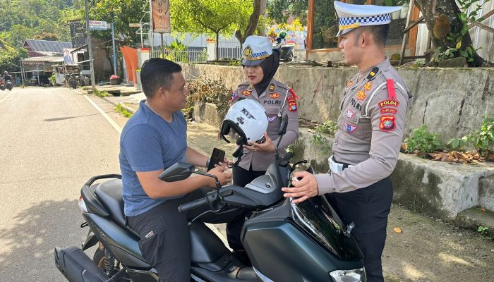 Ditlantas Polda Sulbar Edukasi Pengendara, Ingat Helm Itu Penting Untuk Keselamatan