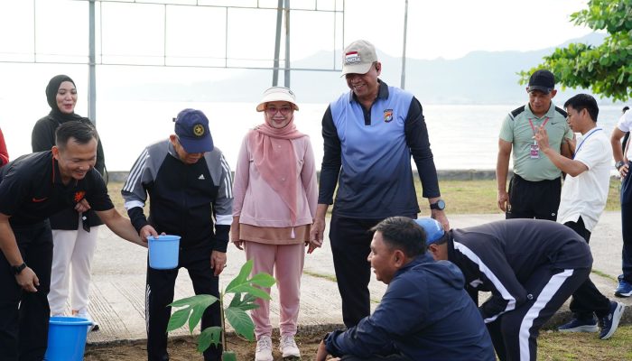Kapolda Sulbar Dampingi Wapres Saat Olahraga dan Tanam Pohon Sukun di Lanal Jl. Arteri Mamuju