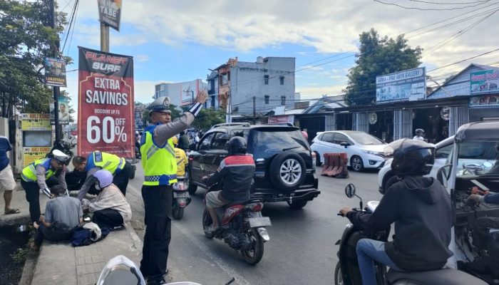 Dengan Sigap, Personil Sat Lantas Polres Gowa Tangani Korban Laka Lantas