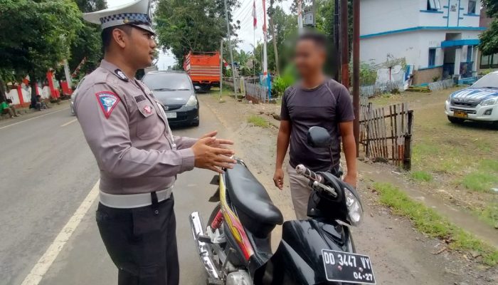 Tindak Pelanggar Lalu Lintas, Polantas Bone Beri Edukasi Tertib Berlalulintas