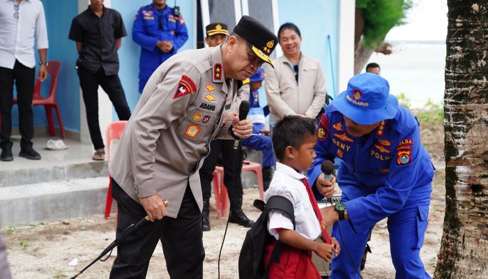 Mengintip Kedekatan dan Keseruan Kapolda Sulbar dengan Para Pelajar di Pulau Ambo