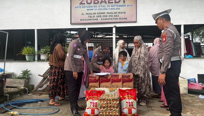 Jumat Berkah, Satlantas Polres Bone Berbagi Dengan Anak Panti Asuhan