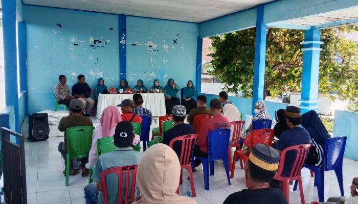 Bhabinkamtibmas Kelurahan Lembang Awasi Pembagian Bantuan Pangan CBP 2024