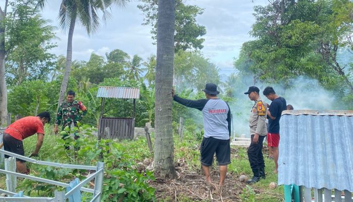 Bhabinkamtibmas Desa Bababulo Gelar Bakti Sosial di Pekuburan Dusun Porendeang Bersama Masyarakat dan Mahasiswa KKN UNM