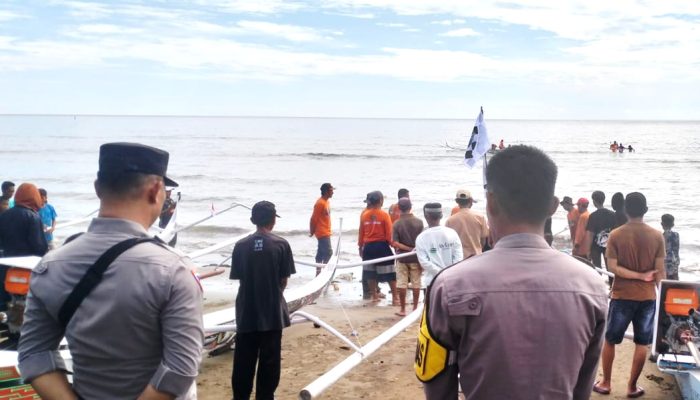 Polsek Malunda Amankan Lomba Perahu Katinting Race di Pantai Deking, Desa Lombong