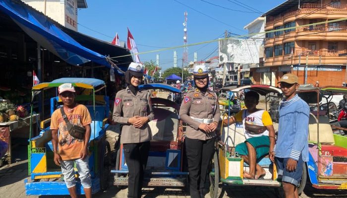 Aksi Keselamatan Berkendara, Polwan Cantik Polda Sulbar Ajak Tukang Becak Jadi Pelopor Keselamatan