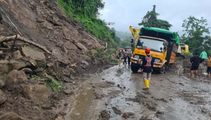 Proses Evakuasi Material Longsor Terus Dilakukan, Polres Maros Kembali Buka-Tutup Jalan