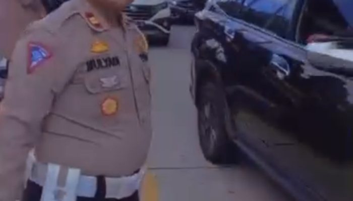 Berlangsung Aman dan Kondusif, Kasat Lantas Polres Barru Pimpin Pengamanan Pemberangkatan Jamaah Haji