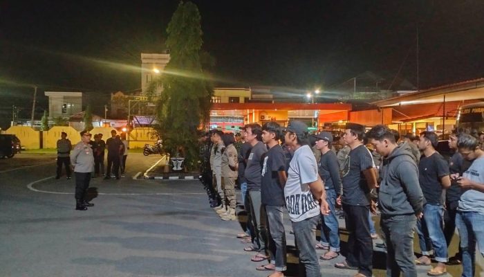 Patroli Gabungan TNI – Polri dan Satpol PP , Ratusan Botol Miras Diamankan
