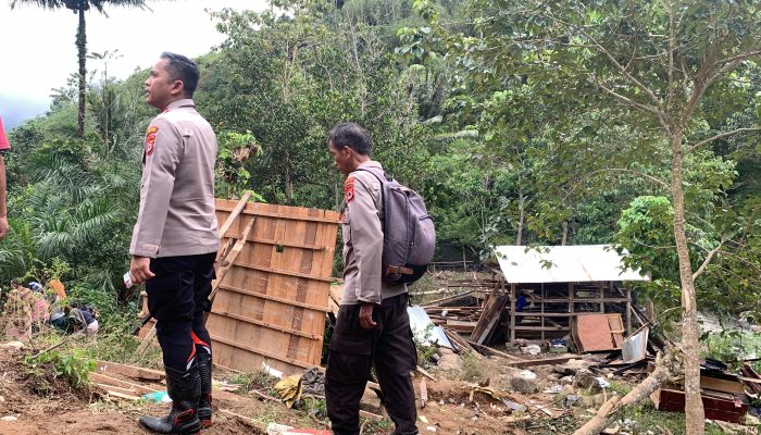 Kapolres Pinrang dengan sigap datangi lokasi longsor di Kecamatan Lembang