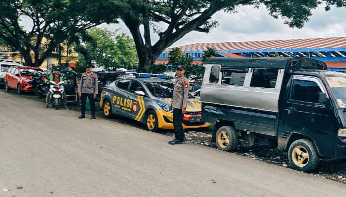 Ciptakan Kamtibmas Tetap Aman dan Kondusif, Personel Polsek Sabbangparu Polres Wajo Gelar Pamtur Lalin di Pasar