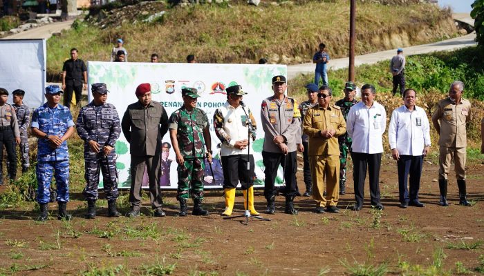 Kapolda Sulbar Bersama Forkopimda Tanam Ratusan Pohon, Peringati Hari Lingkungan Hidup Sedunia