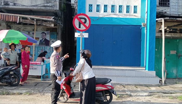 Terciduk Polisi !!! Seorang Pengendara Motor Parkir Dibawah Rambu Larangan Parkir