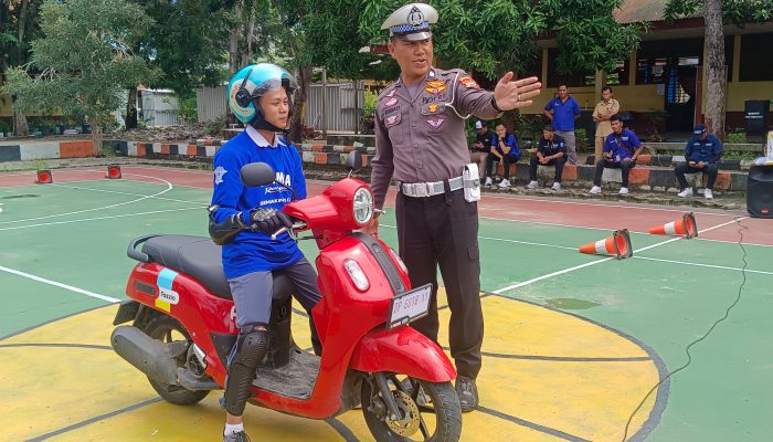 Sat Lantas Polres Sidrap Gandeng PT Suracojaya Abadi Motor Sidrap Gelar Safety Riding di SMK 1 Sidrap