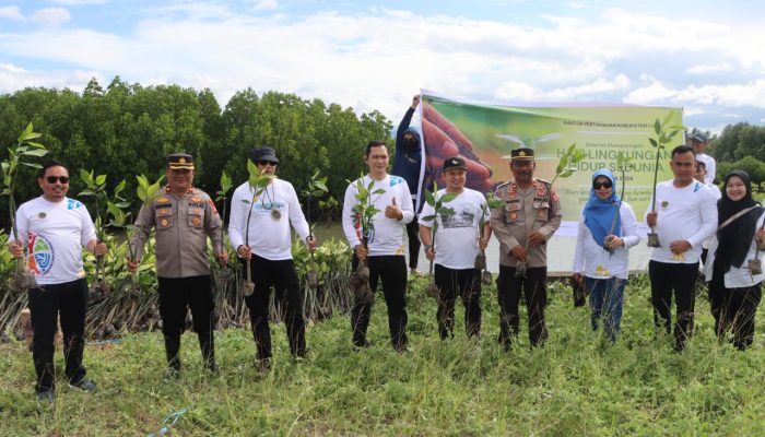 Polres Luwu Hadiri Aksi Penanaman 10.001 Bibit Mangrove Pada Momen Peringatan Hari Besar Lingkungan Hidup 2024