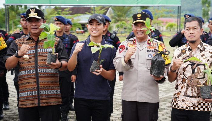 Gerakan Peduli Lingkungan, Wakapolda Sulbar Bersama PJ. Gubernur Tanam Ratusan Bibit Pohon di Mako Brimob