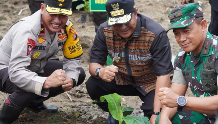 Tanam Pohon di Kalukku, Wakapolda Sulbar : Gerakan Penghijauan Punya Manfaat Besar Jangka Panjang