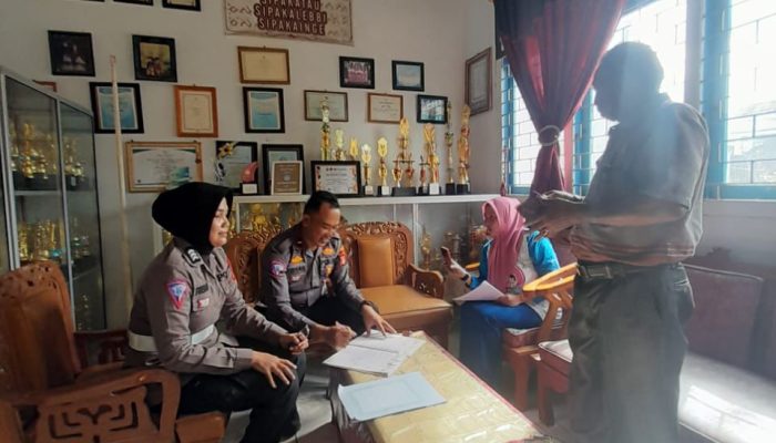 Personel Satlantas Polres Bone Datangi SDN 13 Biru, Ini Yang Dilakukan
