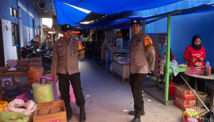 Personil Polsek Sabbangparu Patroli Dialogis dan Pengamanan di Pasar Rakyat Salojampu