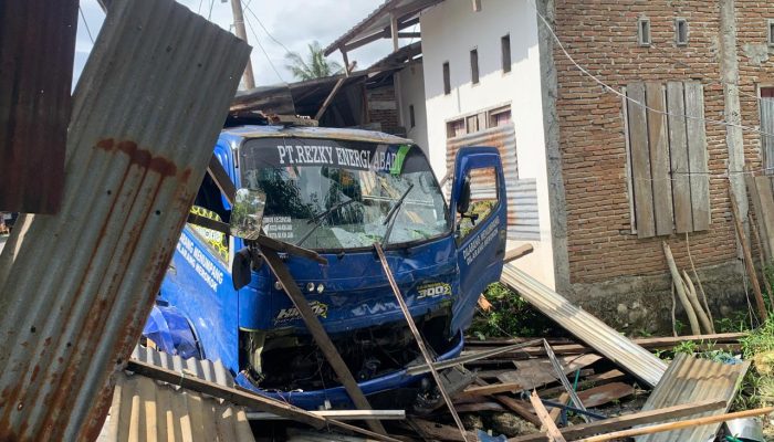 Respon Cepat Polsek Malunda Datangi TKP Truk Tangki Pengangkut BBM Tabrak Kios Milik Warga