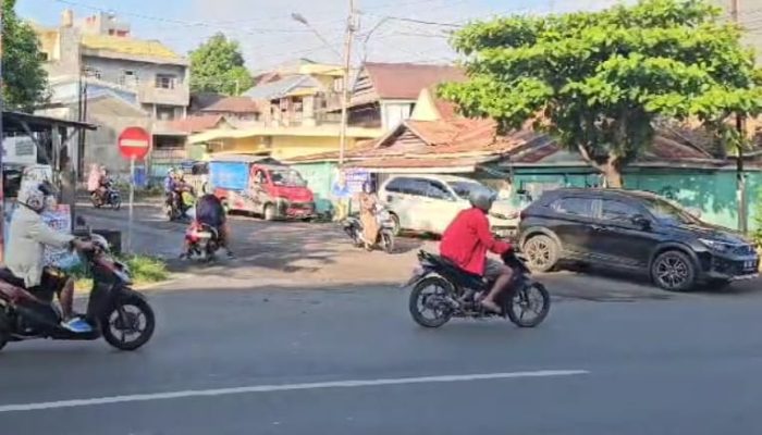 Terciduk Labrak Rambu Larangan Masuk, Seorang Pengendara Digiring Kembali Kejalan Yang Benar Oleh Polisi