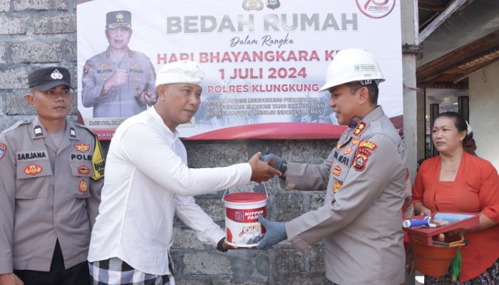 Seremonial Dimulainya Pembangunan Bedah Rumah, Kapolres Klungkung Serahkan Material Bangunan di Desa Negari