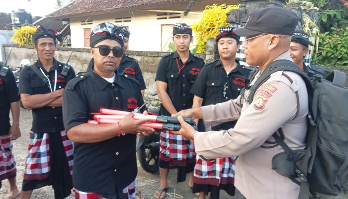 Ajak Jaga Kamtibmas di Wilayahnya, Unit Binmas Polsek Banjarangkan Serahkan Sarana Kontak Kepada Pecalang